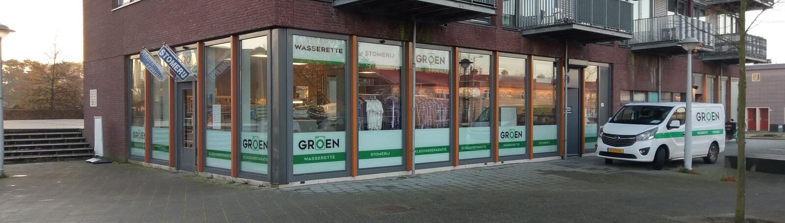 De winkel van Wasserette Stomerij Groen aan de Pomonastraat in Tuindorp Oostzaan, met de bestelbus voor de deur